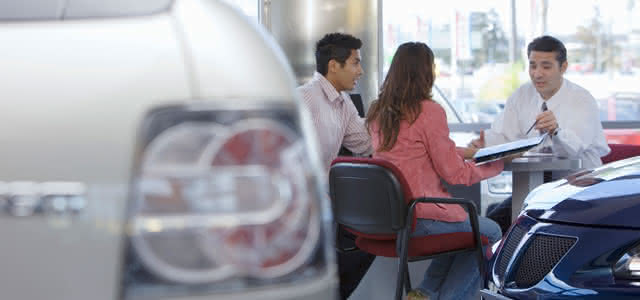 Gente discutiendo c&oacute;mo funciona la financiaci&oacute;n de los autos