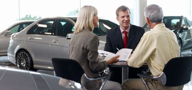 People discussing how car loans work